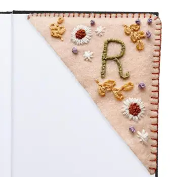 Закладки для женщин, Книжный маркер с вышитыми милыми цветами и буквами, Фетровый Треугольный уголок страницы, Закладка ручной работы 0